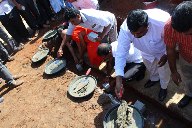 කාර්යාලයීය නව ගොඩනැගිල්ල සඳහා මුල්ගල් තැබීම